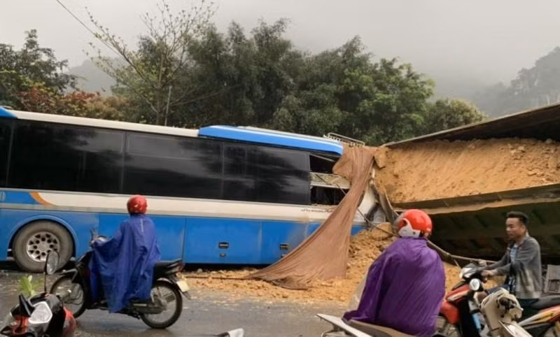 Hiện trường vụ xe khách và xe tải đâm nhau làm 3 người chết