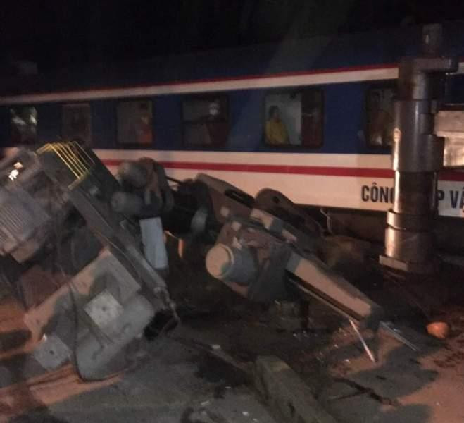 Hiện trường vụ tai nạn giữa tàu SE21 và xe container tại ga Cây Cầy
