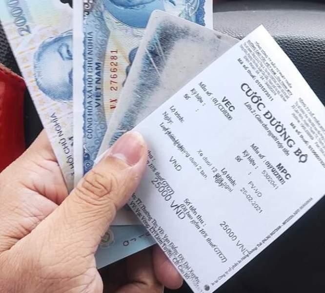 Nhiều lái xe rất bức xúc về việc khi đến trạm phải mua vé thủ công, trả tiền mặt dù tài khoản có tiền