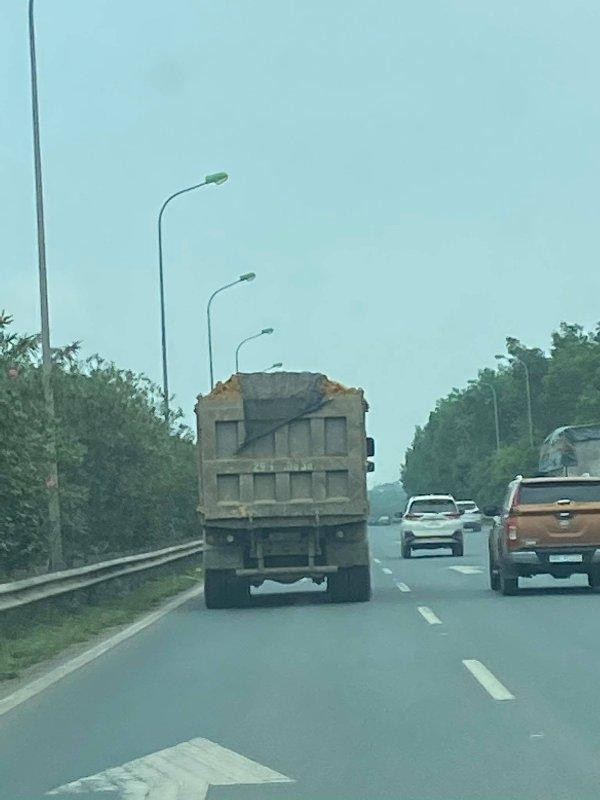 Xe tải chở đất từ mỏ khai thác không phép tại Tiến Xuân, Thạch Thất về dự án đường ĐH04 Hoài Đức Xe tải chở đất từ mỏ khai thác không phép tại Tiến Xuân, Thạch Thất về dự án đường ĐH04 Hoài Đức