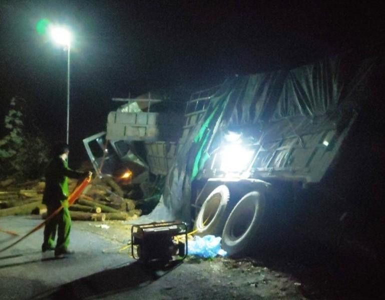 Vụ TNGT lật xe tải chở keo ở Hòa Bình làm 7 người chết Vụ TNGT lật xe tải chở keo ở Hòa Bình làm 7 người chết