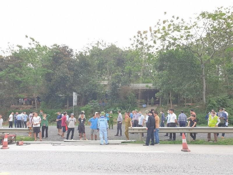 Nhiều đoạn tuyến trên cao tốc Nội Bài- Lào Cai bị người dân tháo dỡ tôn hộ lan để kinh doanh gây mất ATGT