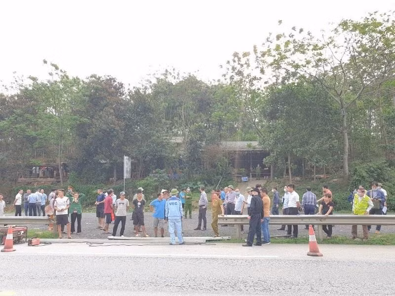 Nhiều đoạn tuyến trên cao tốc Nội Bài- Lào Cai bị người dân tháo dỡ tôn hộ lan để kinh doanh gây mất ATGT