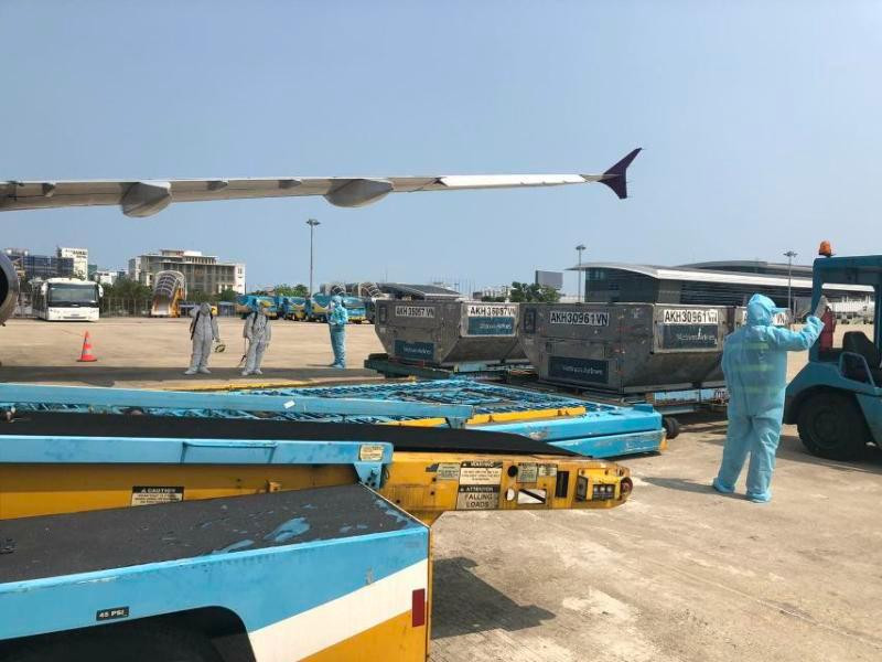 Chuyến bay chở 200 công dân Việt Nam từ Đài Loan (Trung Quốc) về nước vừa hạ cánh xuống sân bay quốc tế Đà Nẵng chiều 25/3