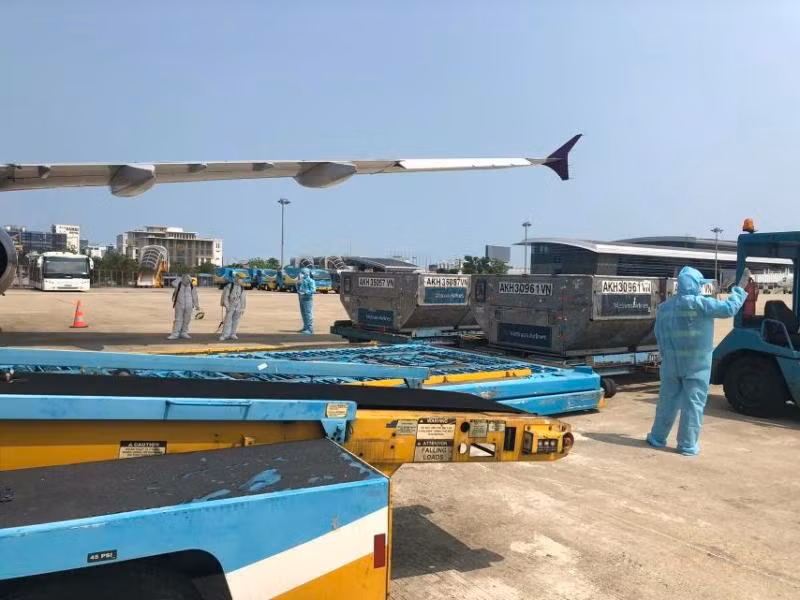 Chuyến bay chở 200 công dân Việt Nam từ Đài Loan (Trung Quốc) về nước vừa hạ cánh xuống sân bay quốc tế Đà Nẵng chiều 25/3