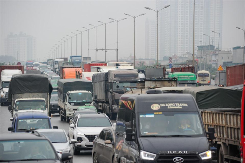 Cầu Thanh Trì có lưu lượng phương tiện qua lại quá lớn, vượt xa công suất thiết kế Cầu Thanh Trì có lưu lượng phương tiện qua lại quá lớn, vượt xa công suất thiết kế