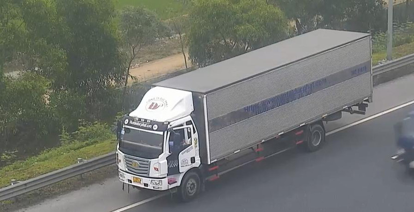 Chiếc xe tải đi lùi trên cao tốc Hà Nội- Hải Phòng vào sáng nay, 25/3