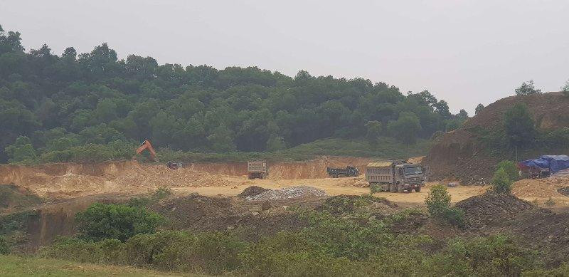 Việc khai thác đất lậu diễn ra rầm rộ ở thôn Bãi Dài, Tiến Xuân, Thạch Thất