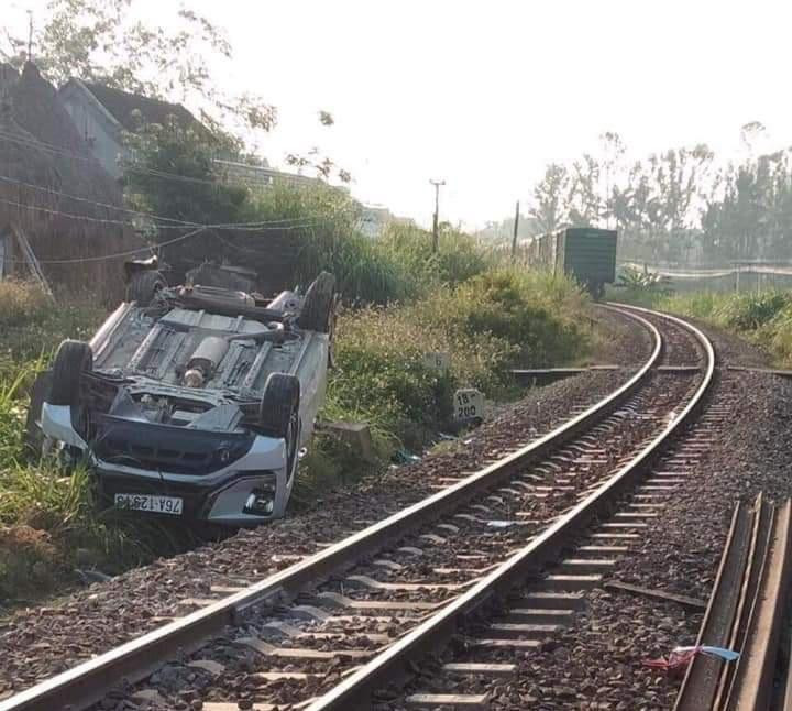 Hiện trường vụ xe ô tô 7 chỗ bị tàu hỏa húc văng xa 10m ở Quảng Ngãi Hiện trường vụ xe ô tô 7 chỗ bị tàu hỏa húc văng xa 10m ở Quảng Ngãi