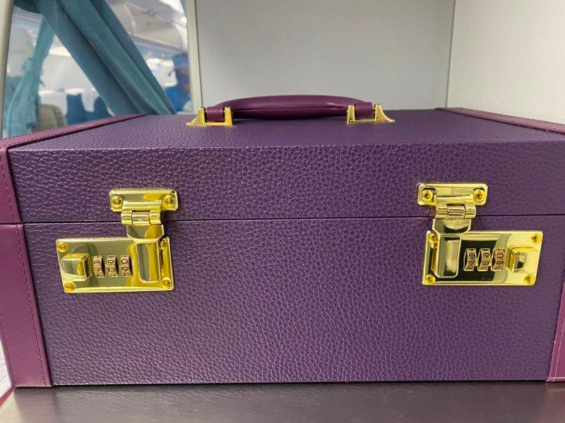 Hộp hành lý xách tay khách bỏ quên trên máy bay Hộp hành lý xách tay khách bỏ quên trên máy bay