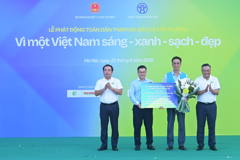 Quyền Bộ trưởng Bộ Nông nghiệp và Môi trường và Chủ tịch UBND TP Hà Nội Trần Sỹ Thanh đại diện trao tặng Công ty môi trường phương tiện thu gom rác tại Lễ phát động sáng 23/8 Quyền Bộ trưởng Bộ Nông nghiệp và Môi trường và Chủ tịch UBND TP Hà Nội Trần Sỹ Thanh đại diện trao tặng Công ty môi trường phương tiện thu gom rác tại Lễ phát động sáng 23/8