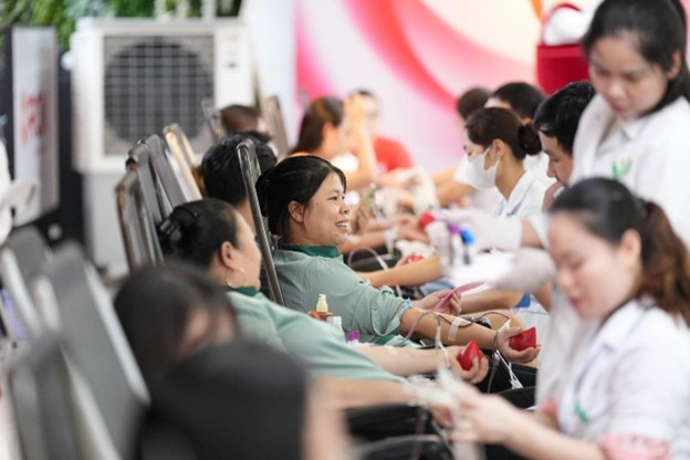 Nụ cười rạng rỡ trên môi người hiến máu, lan tỏa niềm vui và tinh thần sẻ chia.