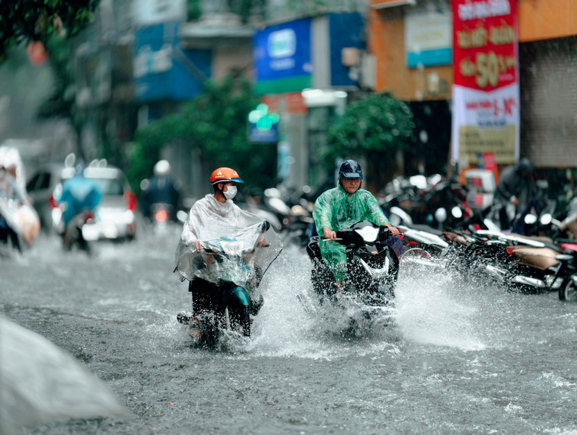 Mưa lớn do hoàn lưu bão số 11 khiến sáng nay, 7/10 nhiều trường đồng loạt thông báo học sinh không đến trường, chuyển sang học trực tuyến.