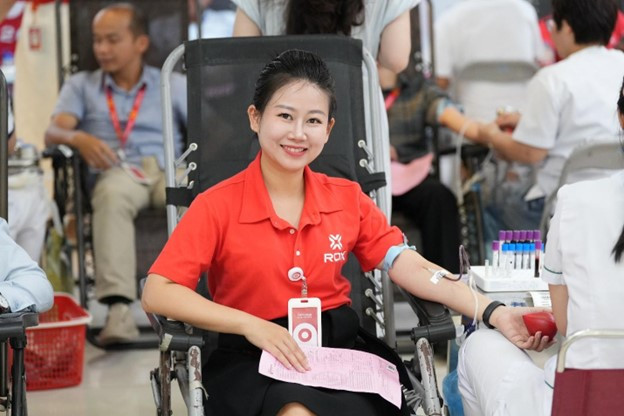 Một cánh tay được đưa ra là rất nhiều yêu thương và hi vọng được gửi trao.