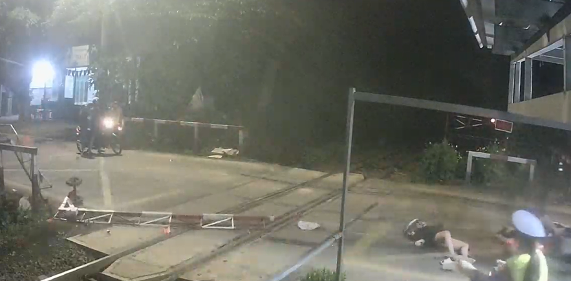 Nữ thanh niên điều khiển xe gắn máy húc tung barie dù đã được ra tín hiệu dừng lại