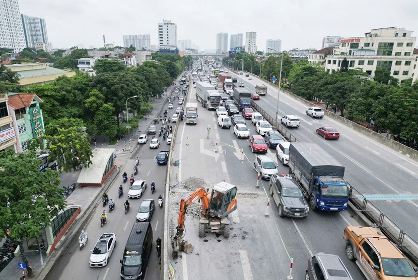 Hơn 4 tháng qua, đường Vành đai 3 trên cao luôn trong tình trạng ùn tắc kéo dài do việc rào chắn theo từng đoạn để sửa chữa khe co giãn
