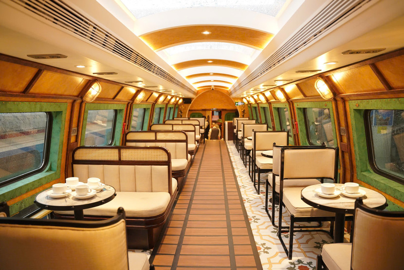 Đoàn tàu gồm 5 toa xe ghế ngồi 2 tầng và 2 toa dành riêng phục vụ du khách check-in Đoàn tàu gồm 5 toa xe ghế ngồi 2 tầng và 2 toa dành riêng phục vụ du khách check-in