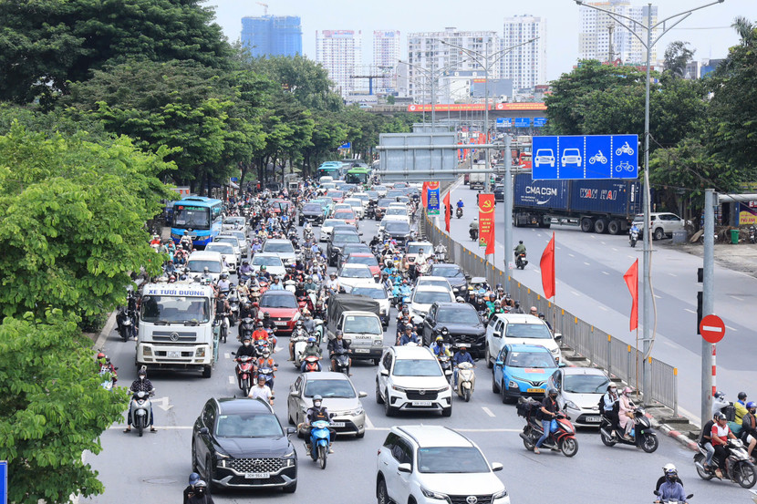 Đường Ngọc Hồi, hướng ra khỏi Trung tâm đông đúc, trong khi chiều ngược lại thông thoáng Đường Ngọc Hồi, hướng ra khỏi Trung tâm đông đúc, trong khi chiều ngược lại thông thoáng