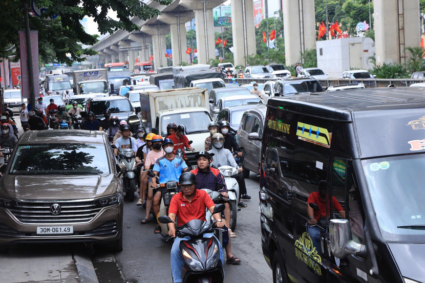 Đường Nguyễn Trãi sáng nay cũng rất đông đúc Đường Nguyễn Trãi sáng nay cũng rất đông đúc