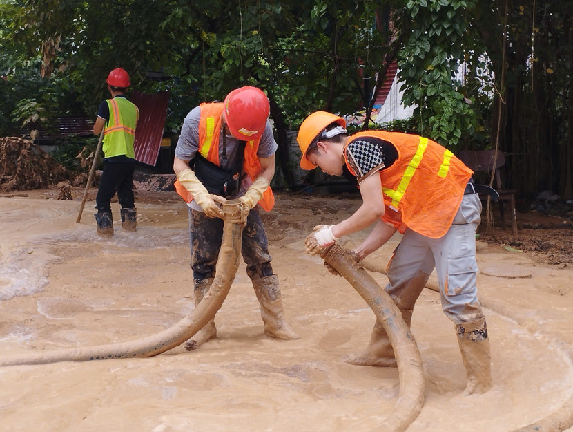 30 công nhân và 5 xe hút bùn được huy động để xử lý sự cố bùn thải phun trào vào sáng nay 30 công nhân và 5 xe hút bùn được huy động để xử lý sự cố bùn thải phun trào vào sáng nay