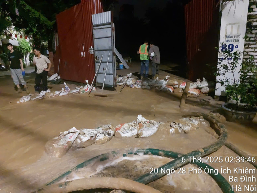 Bùn thải metro Nhổn- Ga Hà Nội phun trào khu vực Núi Trúc vào sáng sớm nay Bùn thải metro Nhổn- Ga Hà Nội phun trào khu vực Núi Trúc vào sáng sớm nay