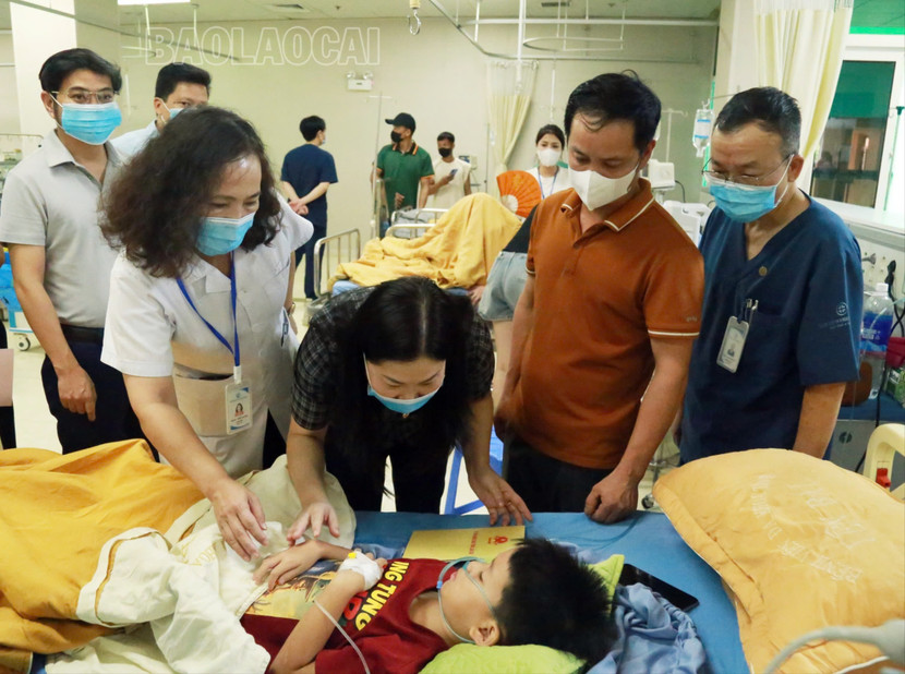 Bà Vũ Thị Hiền Hạnh - Phó Chủ tịch UBND tỉnh Lào Cai thăm hỏi các nạn nhân tại Bệnh viện Đa khoa số 1 tỉnh