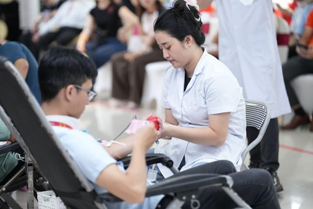 Đội ngũ bác sĩ, nhân viên y tế bệnh viện Việt Đức đồng hành cùng Giọt thương 2025 để đảm bảo an toàn và hiệu quả cho từng đơn vị máu.