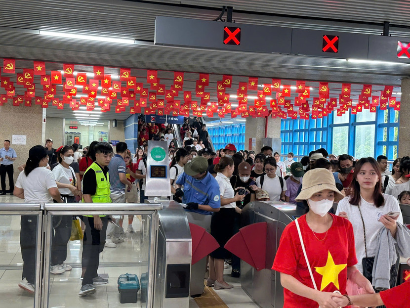 Lượng khách đi tàu Cát Linh- Hà Đông tối 21/8 lập kỷ lục chưa từng có