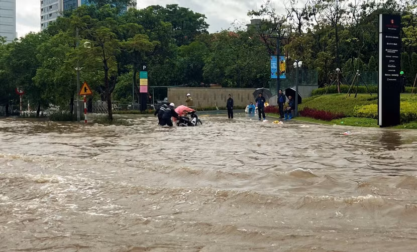 Đường Võ Chí Công ngập như sông sau trận mưa lớn dồn dập vào đêm 25 ngày 26/8 vừa qua