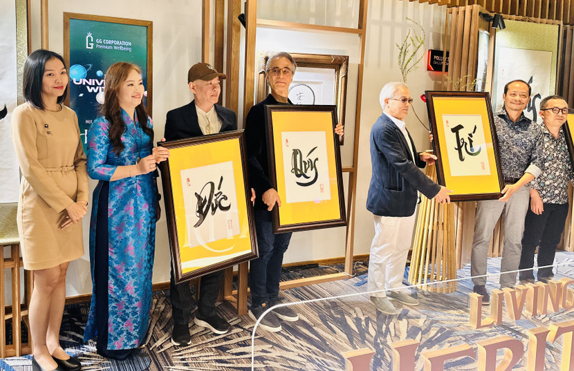 Niels Lan Doky được tặng bức thư pháp có chữ “QUÝ” trong triển lãm “Living Heritage” tại TP Hồ Chí Minh ngày 15-11