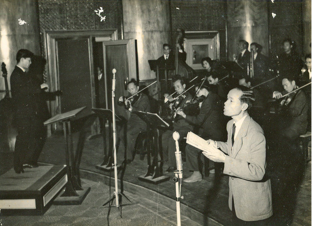 Nhạc sĩ Hoàng Vân chỉ huy dàn nhạc tại phòng thu âm của Đài Tiếng nói Việt Nam đầu những năm 1960 Nhạc sĩ Hoàng Vân chỉ huy dàn nhạc tại phòng thu âm của Đài Tiếng nói Việt Nam đầu những năm 1960