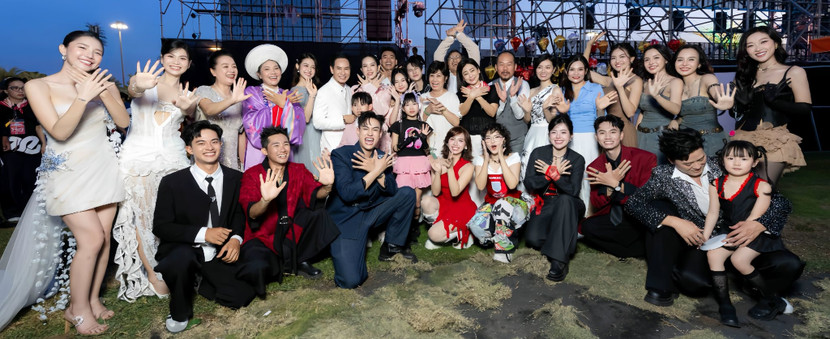 Vợ chồng nhà sản xuất Lý Hải - Minh Hà và dàn diễn viên hùng hậu trong “Lật mặt 8”