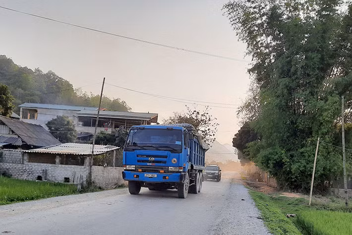 Quốc lộ 279 hiện nhỏ hẹp, không đảm bảo ATGT và phát triển KTXH Quốc lộ 279 hiện nhỏ hẹp, không đảm bảo ATGT và phát triển KTXH