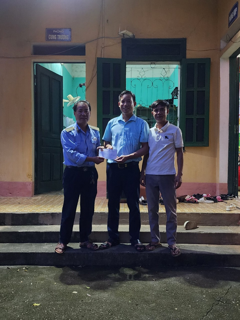 Lãnh đạo Công ty Đường sắt Hà Thái khen thưởng đối với hành động dũng cảm của anh Chu Văn Đại (ngoài cùng bên trái"