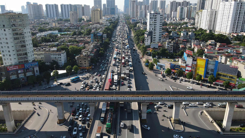 Tuyến đường Vành đai 3 trên cao ở Hà Nội thường xuyên rơi vào cảnh ùn tắc do lưu lượng phương tiện quá lớn Tuyến đường Vành đai 3 trên cao ở Hà Nội thường xuyên rơi vào cảnh ùn tắc do lưu lượng phương tiện quá lớn