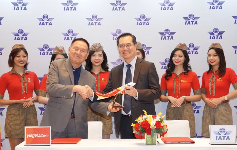 Ông Philip Goh - Phó Chủ tịch IATA khu vực Châu Á - Thái Bình Dương và Phó Tổng giám đốc Vietjet, Chủ tịch Học viện Hàng không Vietjet, ông Lương Thế Phúc (trái) ký kết hợp tác đưa Học viện Hàng không Vietjet tham gia mạng lưới đào tạo quốc tế của IATA.