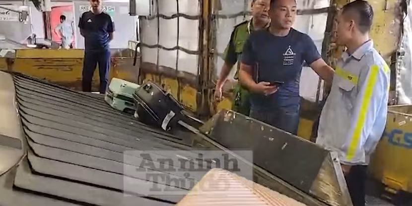 Công an dựng lại hiện trường vụ 5 nhân viên phá khóa valy ký gửi ở sân bay Nội Bài