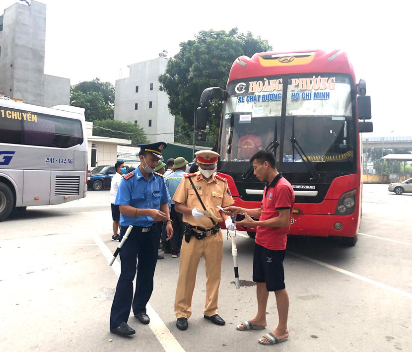 Lực lượng chức năng kiểm tra sức khỏe lái xe tại bến Yên Nghĩa sáng 30/9