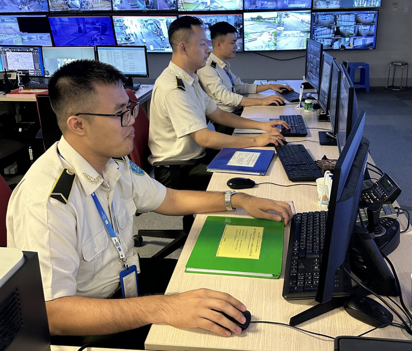 Lực lượng an ninh sân bay Nội Bài truy vết camera để tìm chiếc ví của nam hành khách bỏ quên Lực lượng an ninh sân bay Nội Bài truy vết camera để tìm chiếc ví của nam hành khách bỏ quên