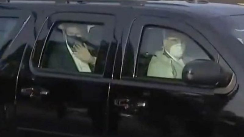 Tổng thống Mỹ Donald Trump vẫy tay chào đám đông ủng hộ đang tập trung bên ngoài Bệnh viện quân y Walter Reed, ngày 4-10-2020