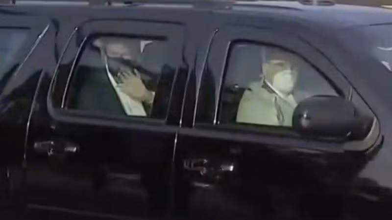 Tổng thống Mỹ Donald Trump vẫy tay chào đám đông ủng hộ đang tập trung bên ngoài Bệnh viện quân y Walter Reed, ngày 4-10-2020