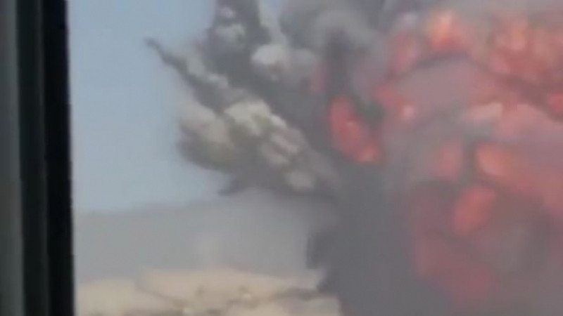 Lửa và khói đen bốc cao sau các cuộc tấn công tên lửa của Armenia vào các mục tiêu chiến lược của Azerbaijan