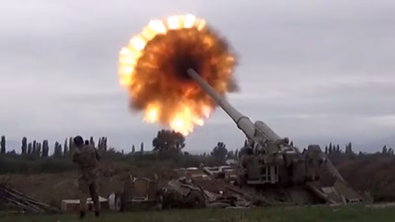 Đơn vị tên lửa của Azerbaijan đang tấn công vào các vị trí của lực lượng Armenia, ngày 6-10-2020.