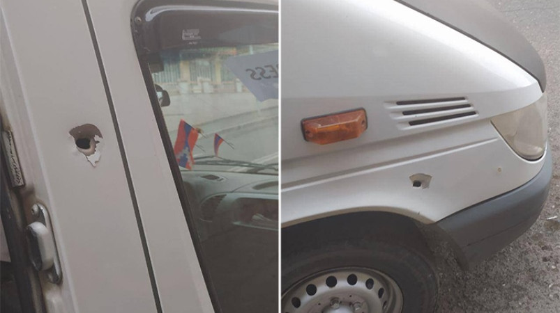 Lỗ thủng trên xe buýt chở phóng viên tại Nagorno-Karabakh, ngày 2-10-2020