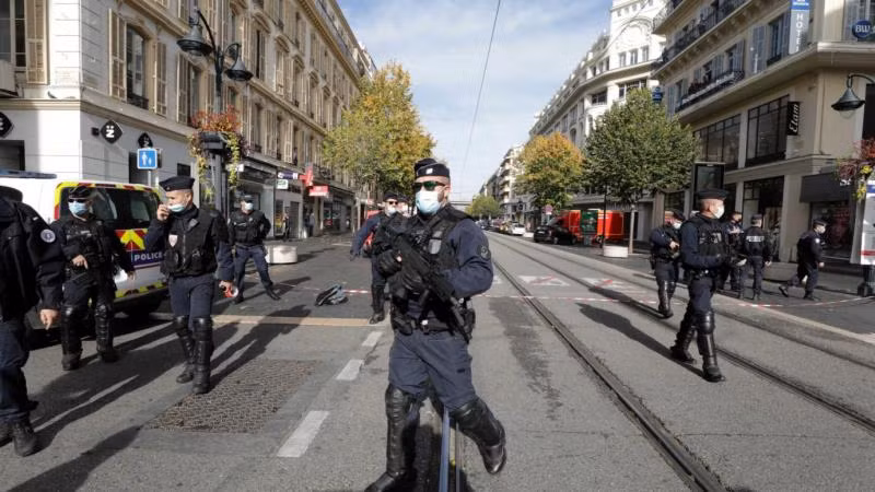 Lực lượng an ninh Pháp canh gác khu vực sau vụ tấn công bằng dao tại nhà thờ Notre Dame ở Nice, Pháp, ngày 29-10- 2020