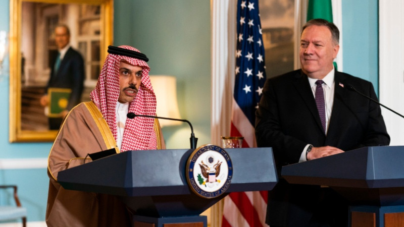 Ngoại trưởng Mỹ Mike Pompeo (bên phải) và Ngoại trưởng Saudi Arabia Faisal bin Farhan