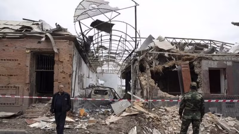 Các tòa nhà bị phá hủy trong một khu dân cư ở Ganja - Azerbaijan, gần biên giới với Armenia