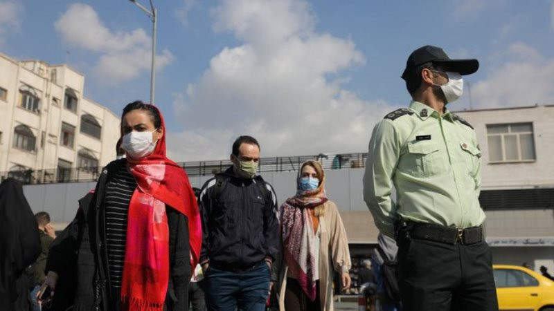 Người dân Iran đeo khẩu trang khi đi ra đường để phòng tránh Covid-19