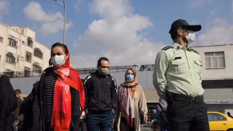 Người dân Iran đeo khẩu trang khi đi ra đường để phòng tránh Covid-19
