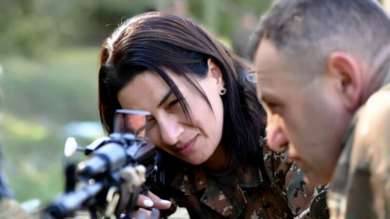 Bà Anna Hakobyan, phu nhân Thủ tướng Armenia trong khóa huấn luyện quân sự tại Nagorno-Karabakh